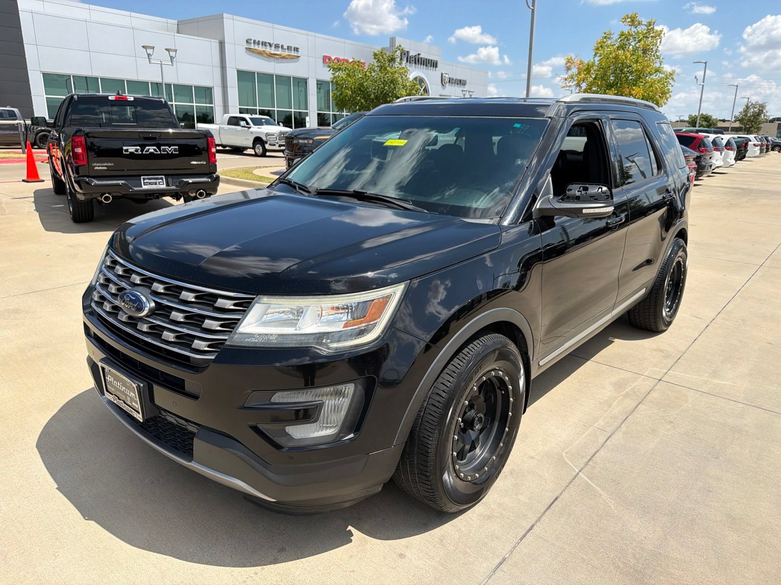 Used 2017 Ford Explorer XLT w/ Equipment Group 202A FWD image 9