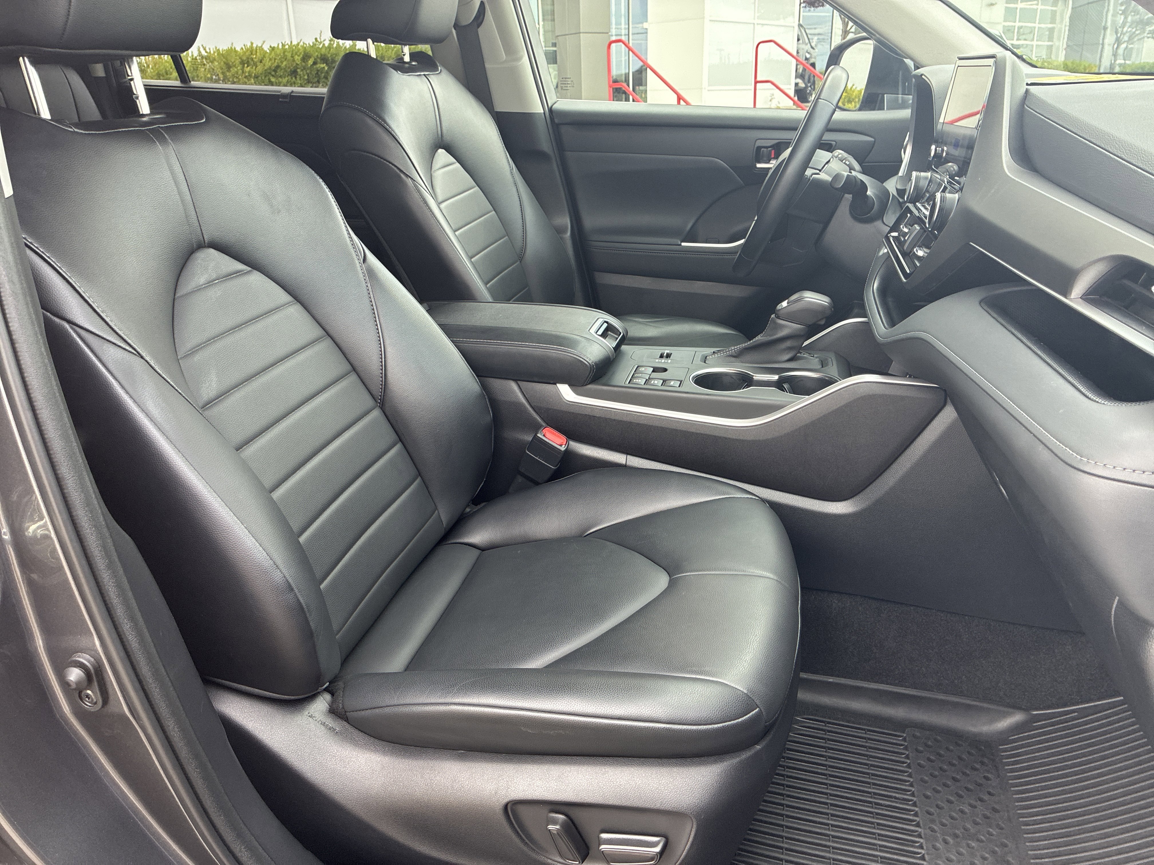 Used 2023 Toyota Highlander XLE AWD/4WD image 33