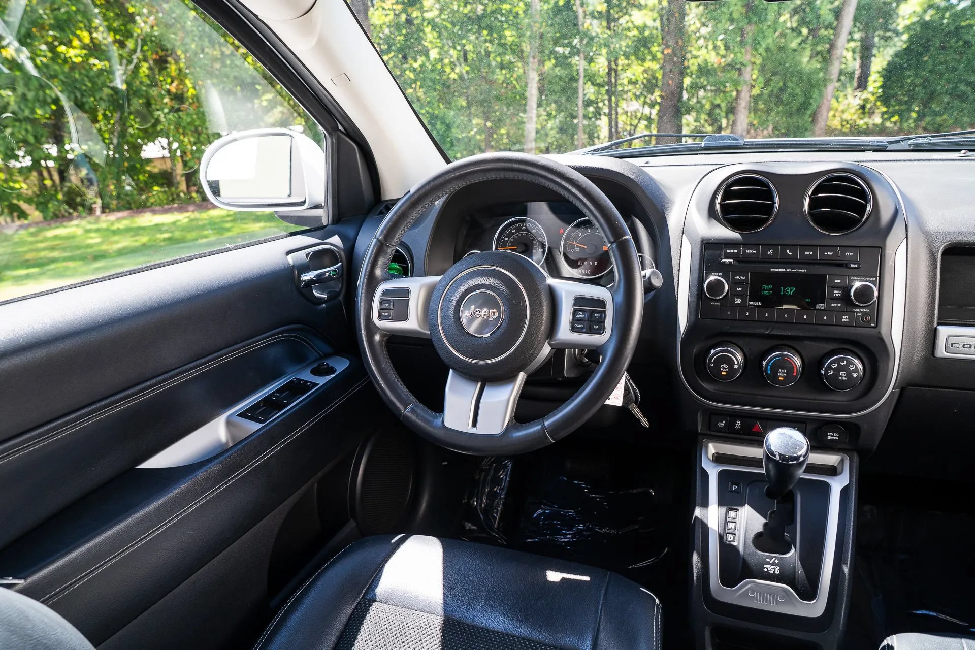 Used 2017 Jeep Compass Latitude FWD image 32