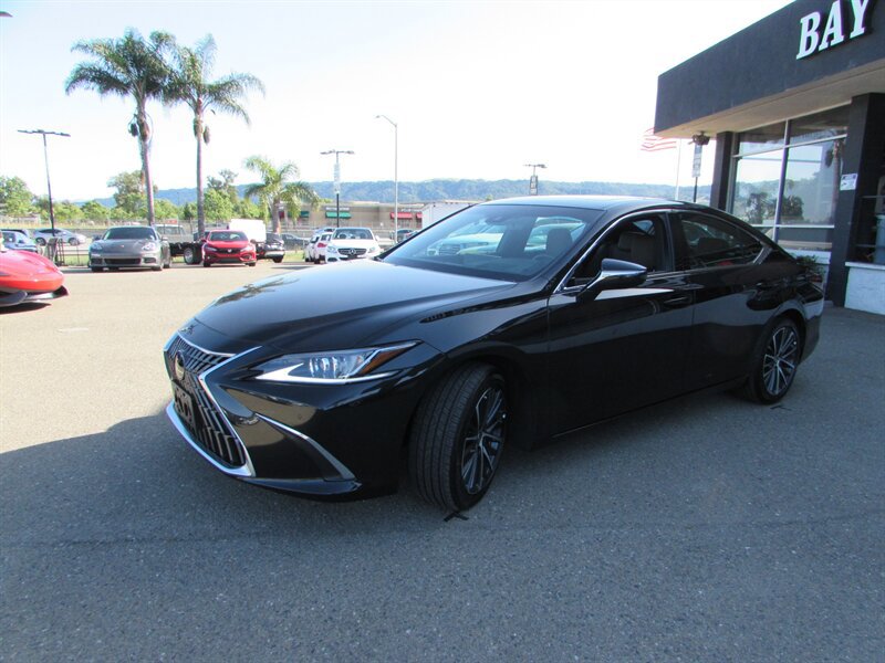 Used 2025 Lexus ES 300h w/ Premium Package FWD image 2