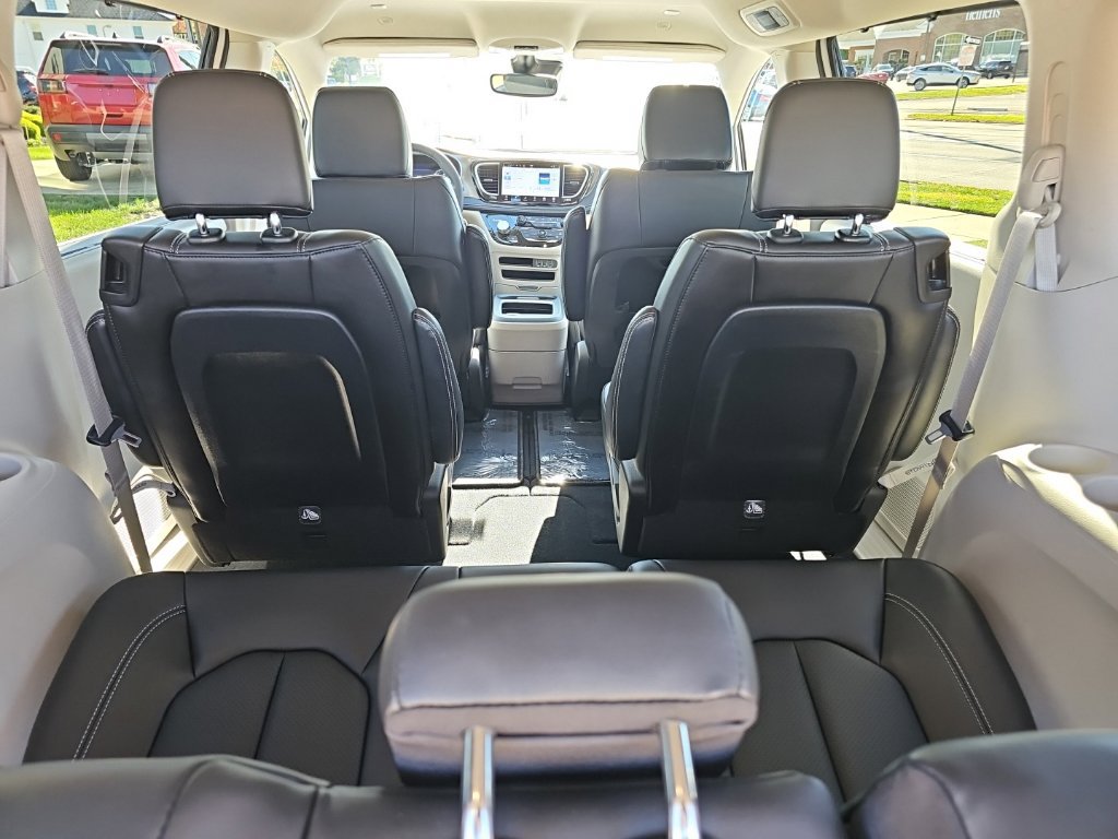 Certified 2024 Chrysler Pacifica Touring-L FWD image 23
