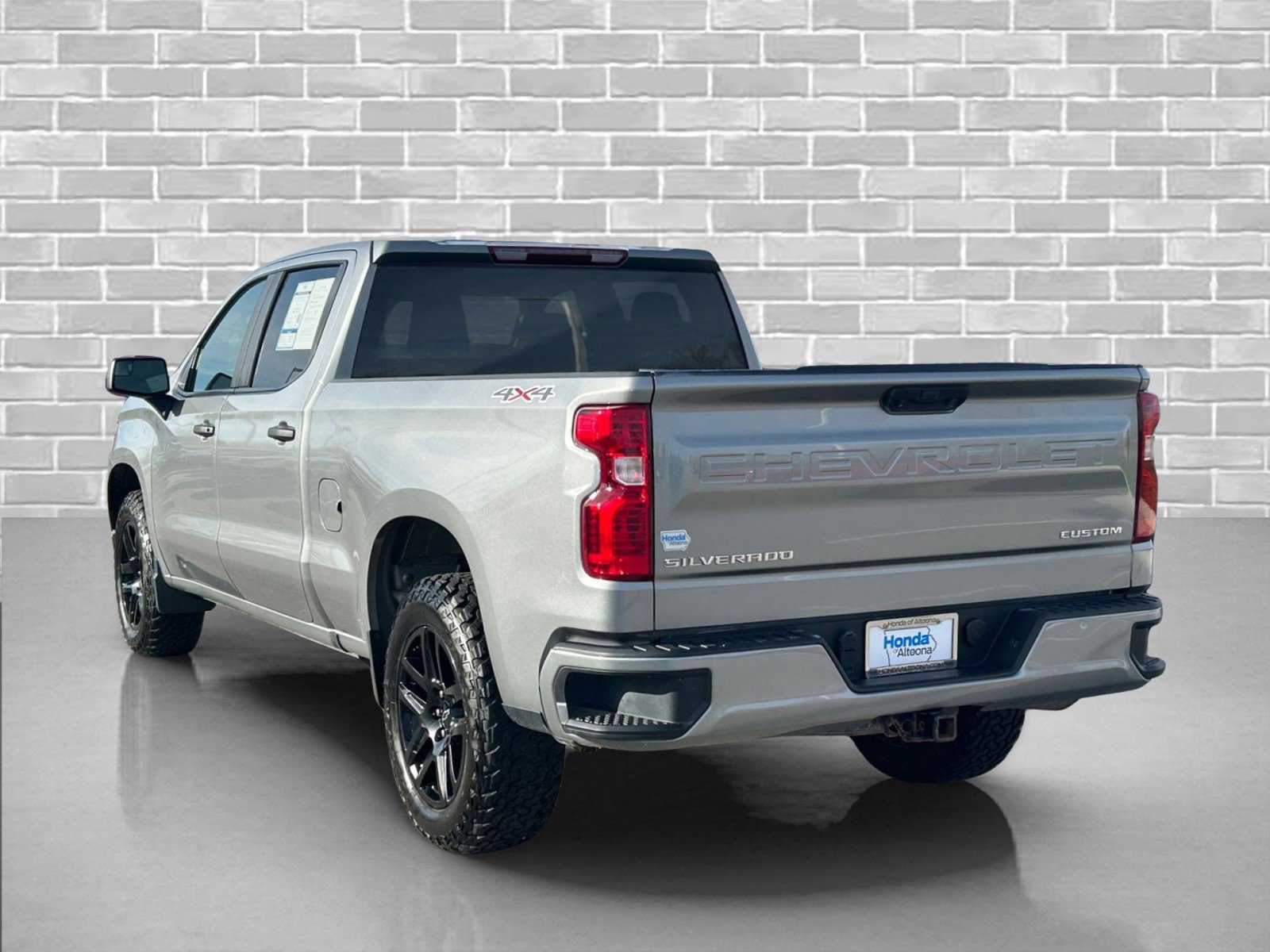 Used 2023 Chevrolet Silverado 1500 Custom image 3