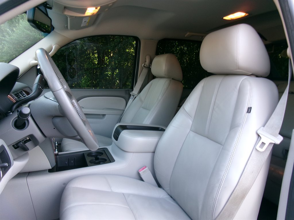 Used 2011 Chevrolet Avalanche LT RWD image 14