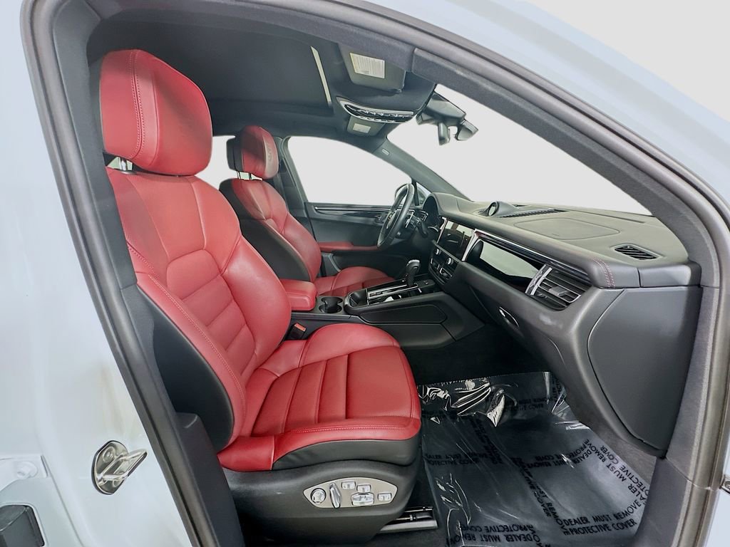 Certified 2026 Porsche Macan Turbo AWD/4WD image 31