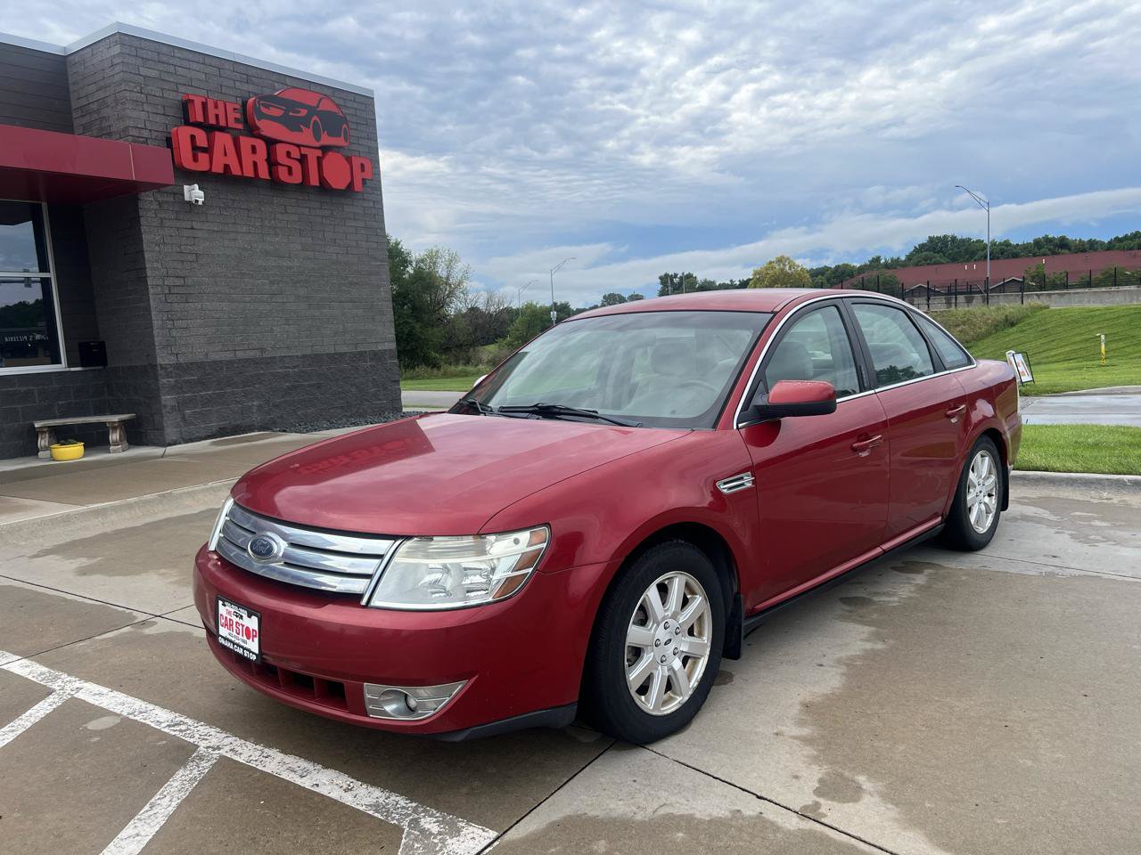 Used 2009 Ford Taurus SE FWD image 2