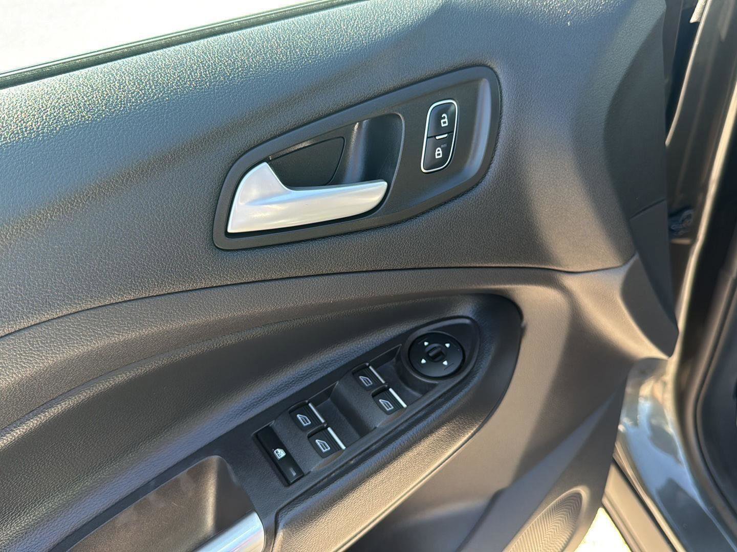 Used 2019 Ford Escape SEL image 15