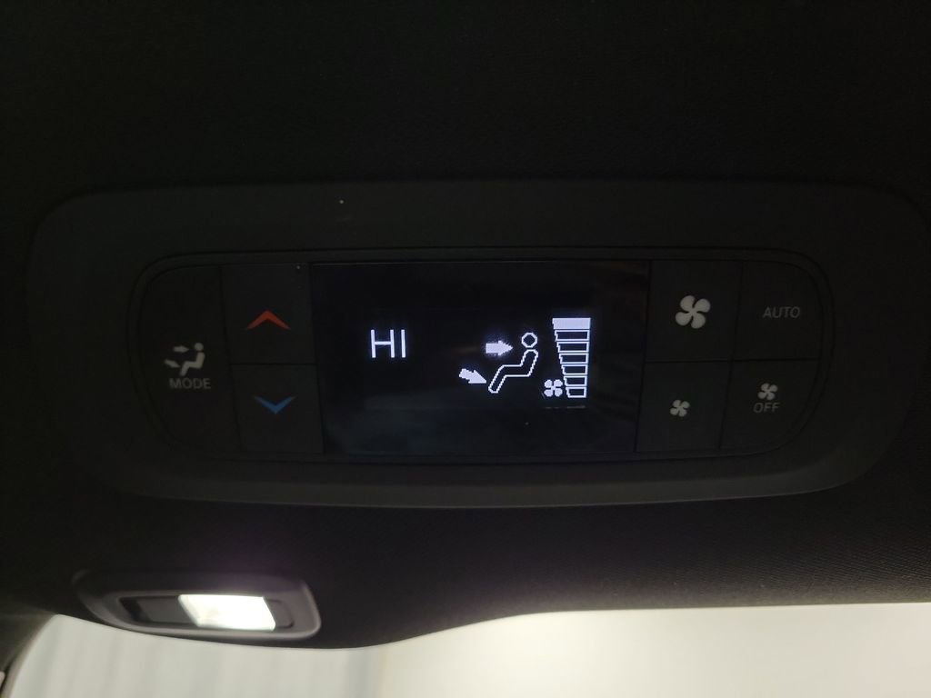 Used 2020 Chrysler Pacifica Limited image 28