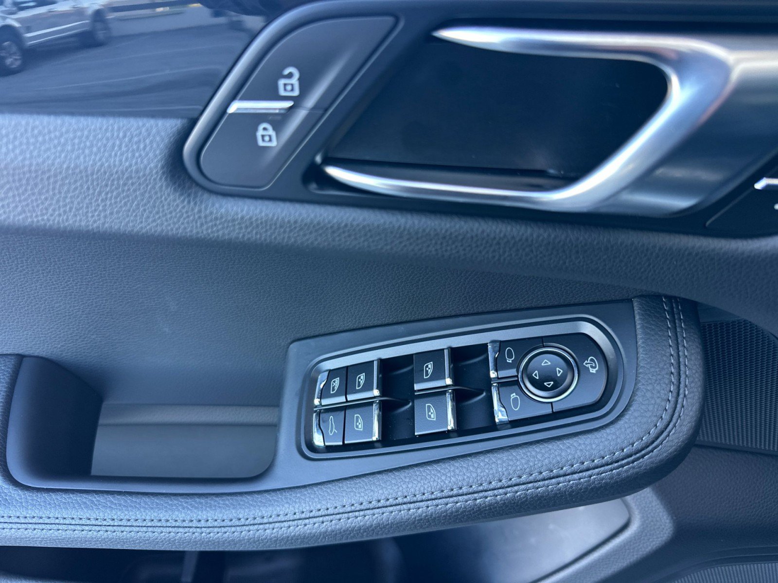 Certified 2026 Porsche Macan AWD/4WD image 11