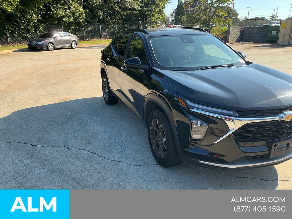 Used 2025 Chevrolet Trax LT FWD image 3