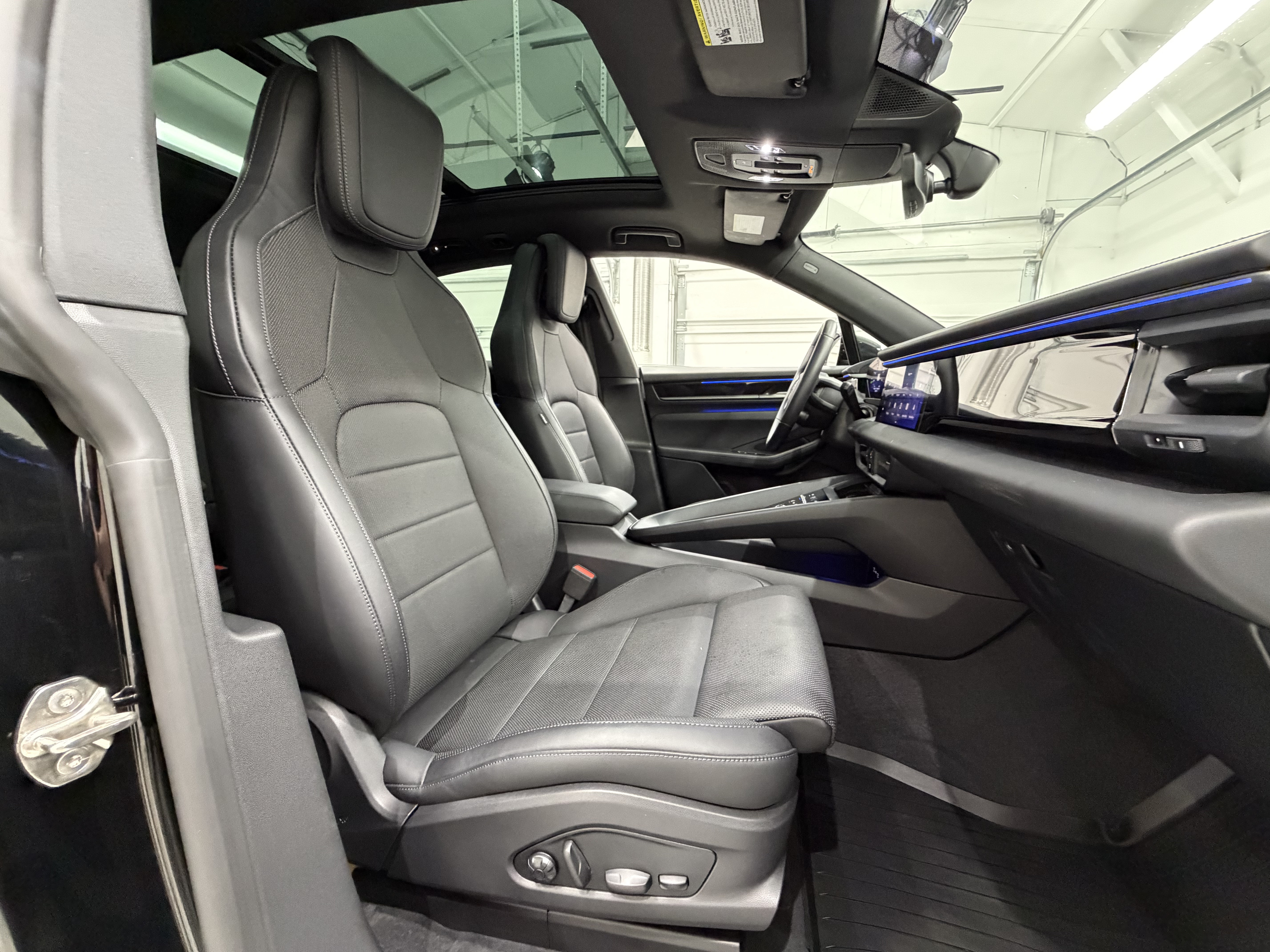 Certified 2025 Porsche Macan Electric RWD image 23