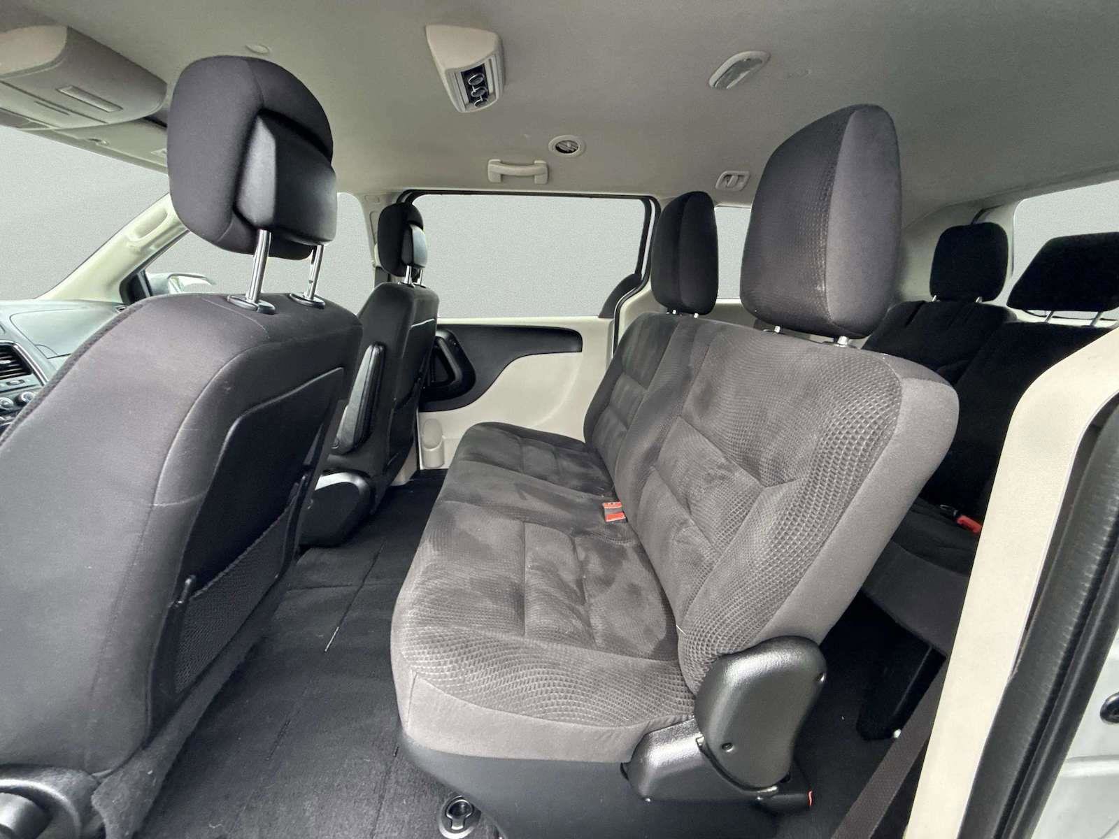 Used 2019 Dodge Grand Caravan SE w/ UConnect Hands-Free Group image 16