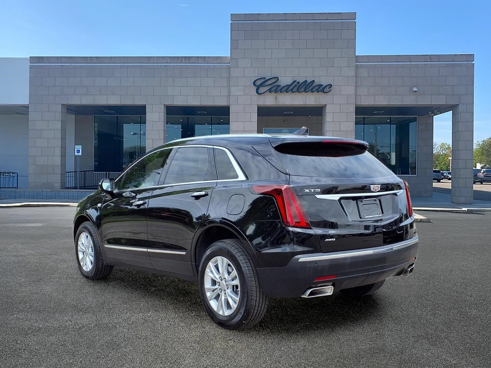New 2026 Cadillac XT5 Luxury w/ LPO, Floor Liner Package AWD/4WD image 6