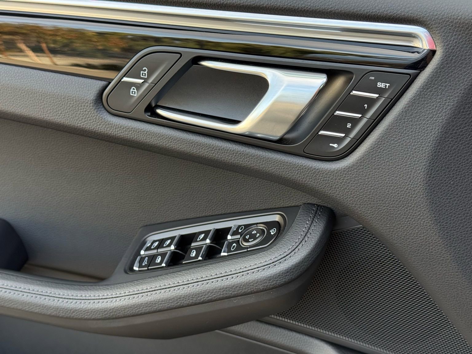 Used 2025 Porsche Macan AWD/4WD image 27