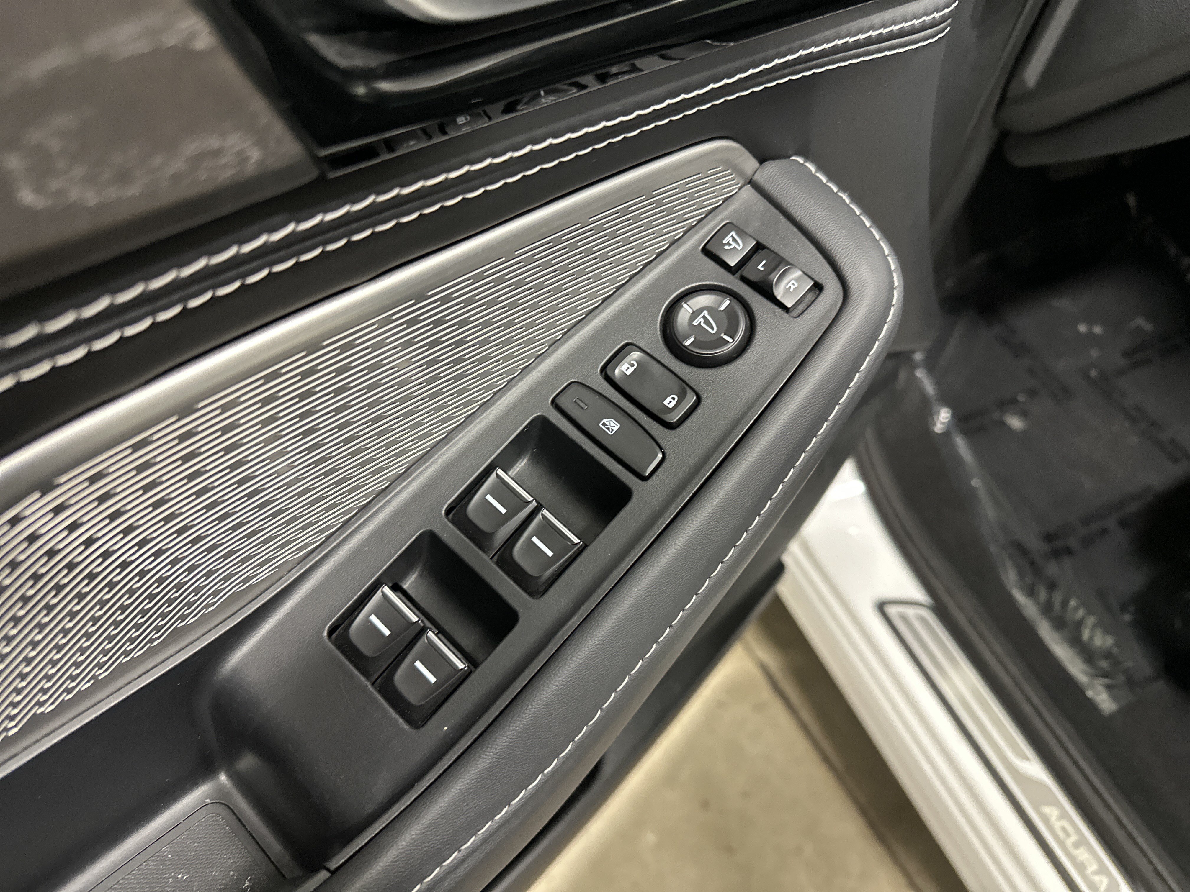 Used 2023 Acura MDX SH-AWD w/ Advance Package image 15