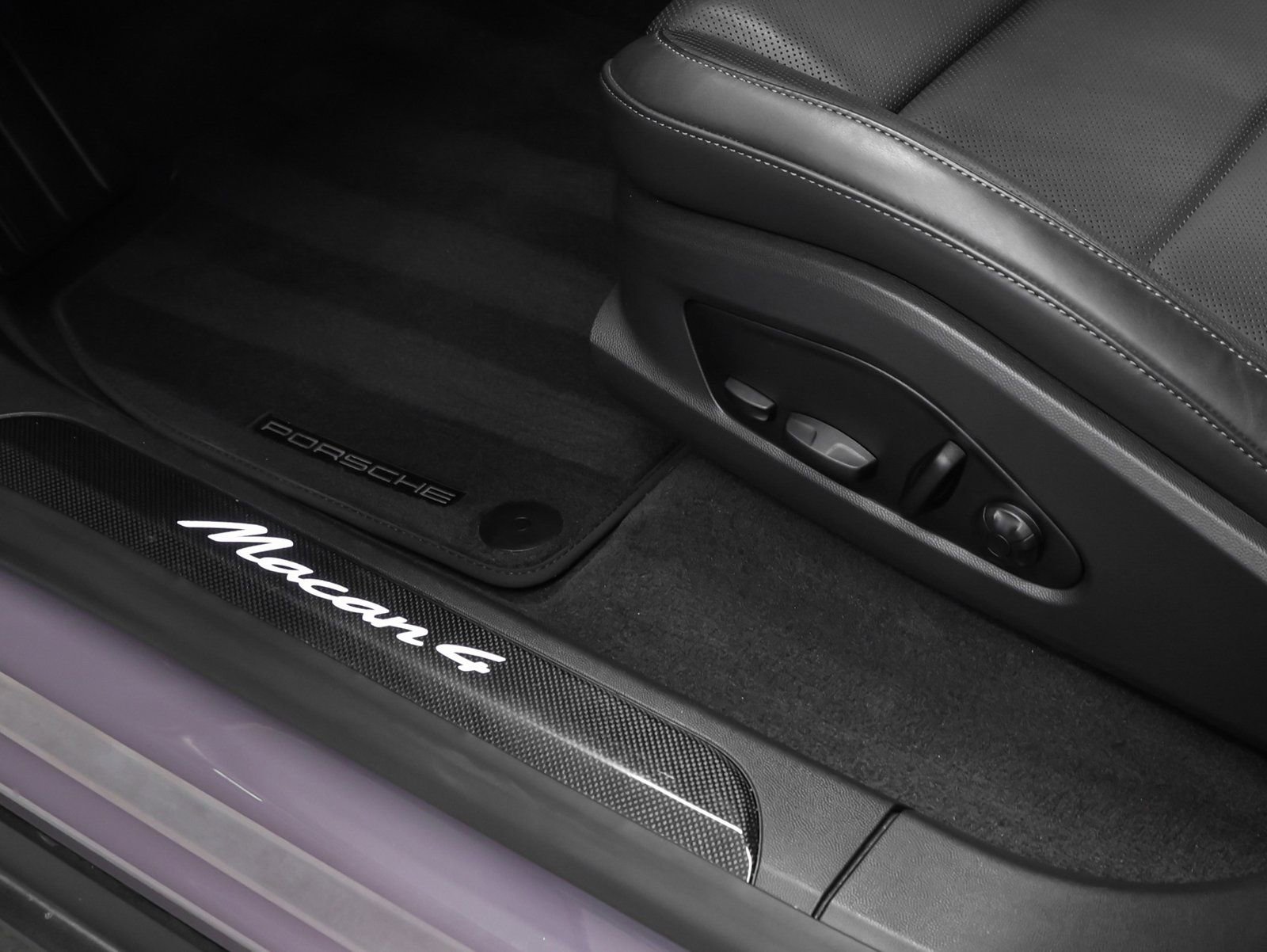 Certified 2025 Porsche Macan 4 Electric image 30