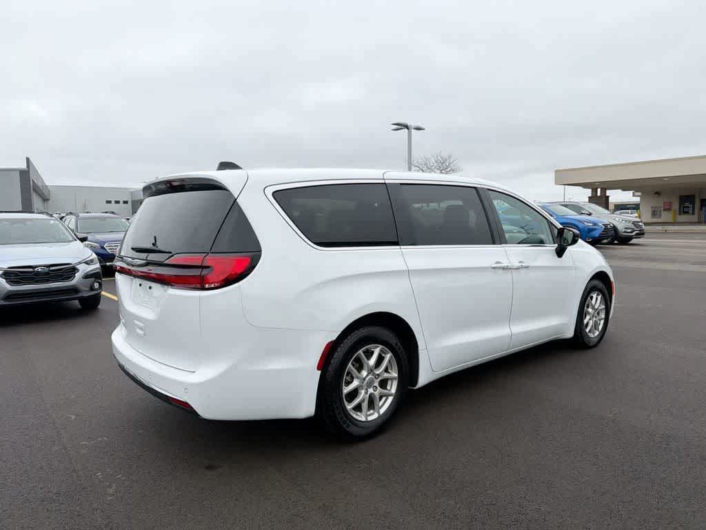 Used 2024 Chrysler Pacifica Touring-L FWD image 13