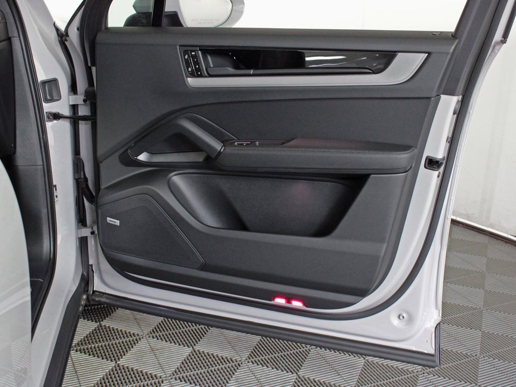 Used 2025 Porsche Cayenne E-Hybrid image 37