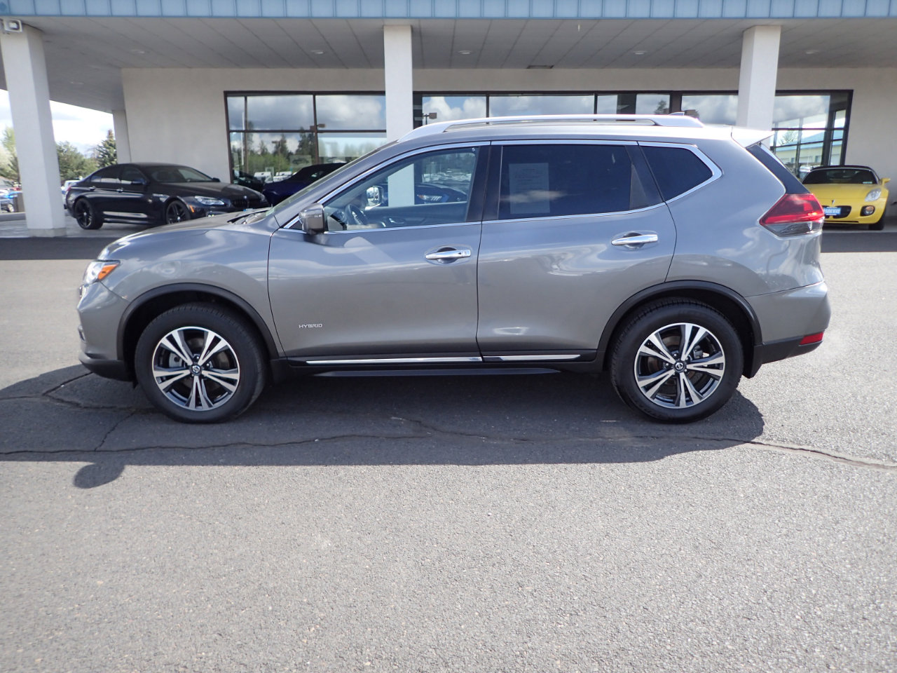 Used 2018 Nissan Rogue SL w/ Premium Package image 2