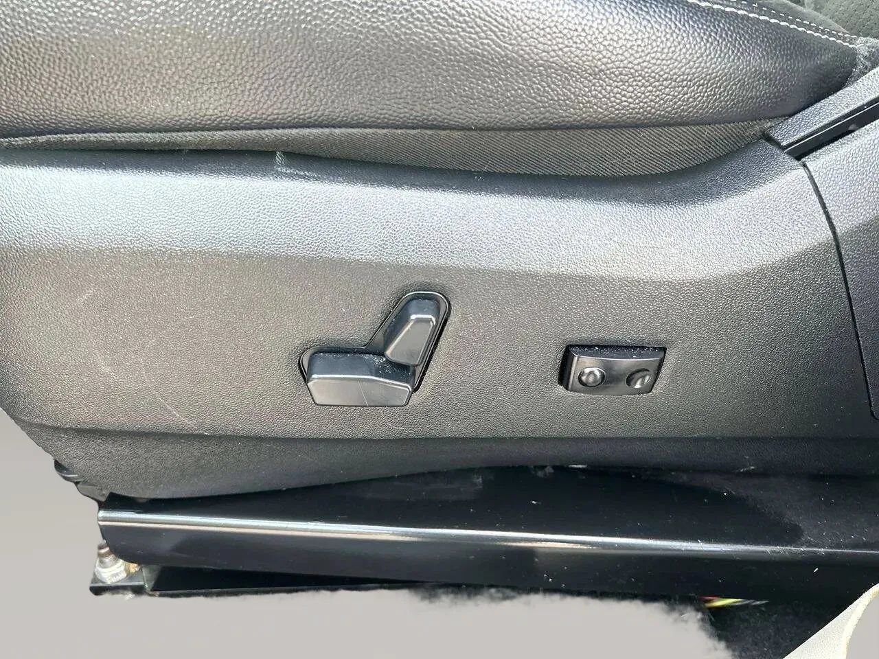 Used 2018 Dodge Grand Caravan SXT FWD image 12