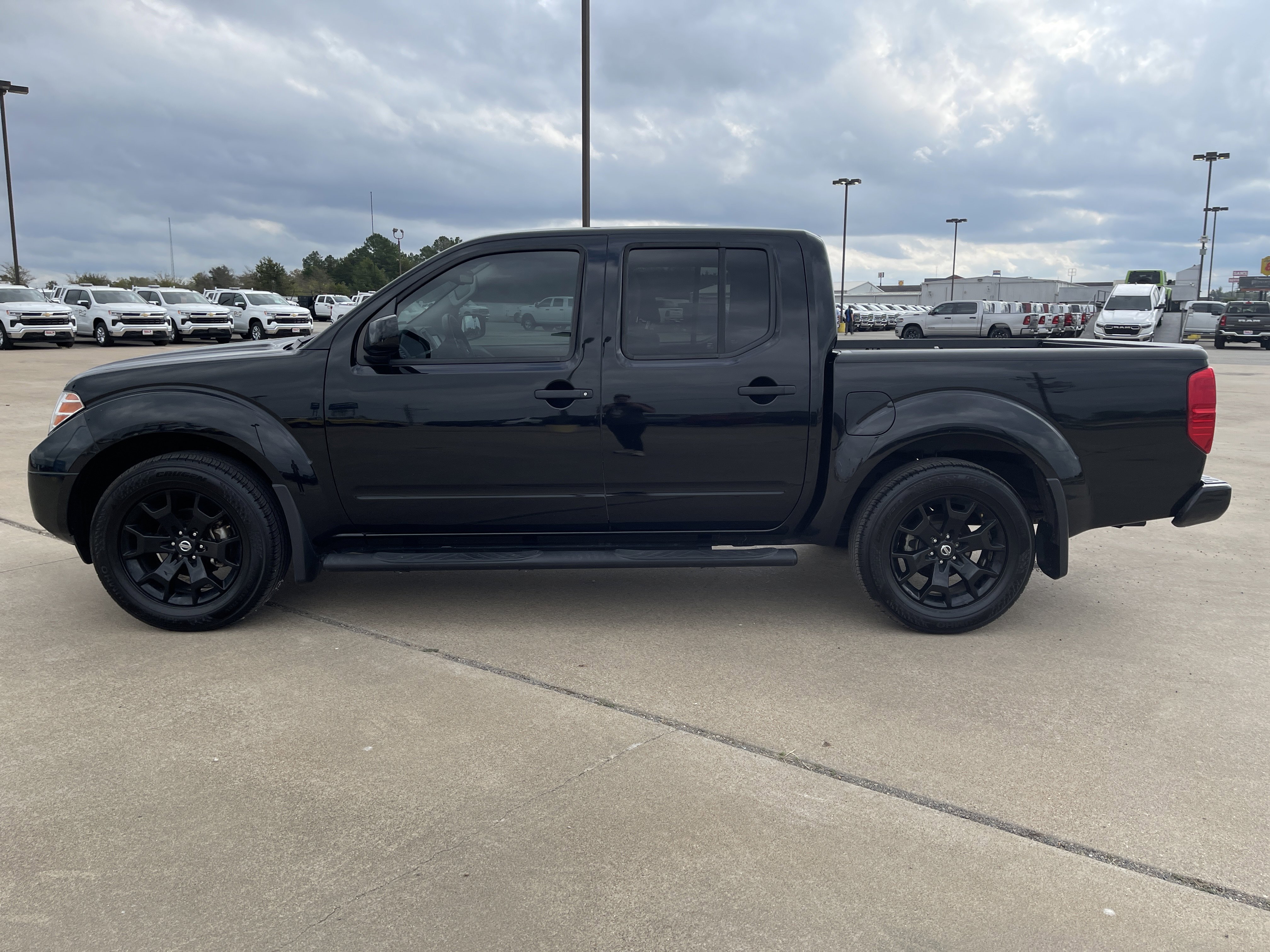 Used 2020 Nissan Frontier SV w/ Midnight Edition Floor Mats image 7