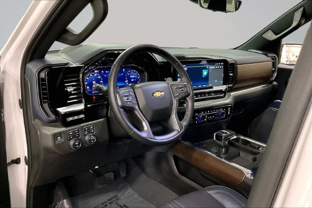 Used 2024 Chevrolet Silverado 1500 High Country w/ Technology Package AWD/4WD image 15