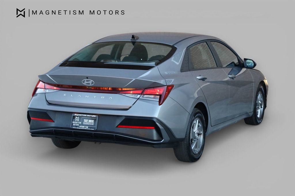 Used 2025 Hyundai Elantra SE w/ Cargo Package image 7