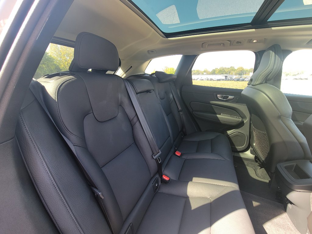 Used 2025 Volvo XC60 B5 Plus image 35