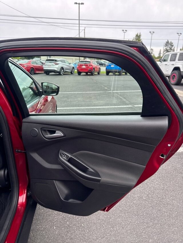 Used 2015 Ford Focus Titanium w/ Titanium Technology Package FWD image 14