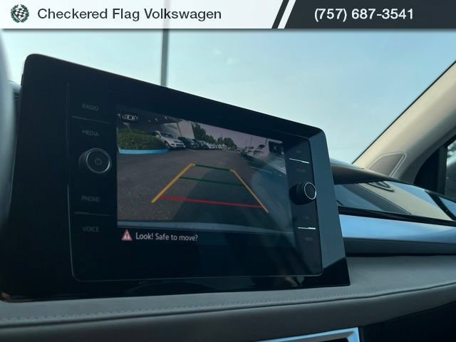 Certified 2025 Volkswagen Taos SE FWD image 36