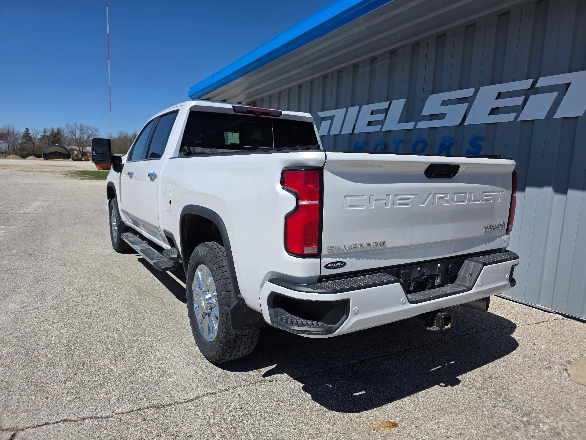 Used 2024 Chevrolet Silverado 2500 High Country w/ Technology Package AWD/4WD image 8