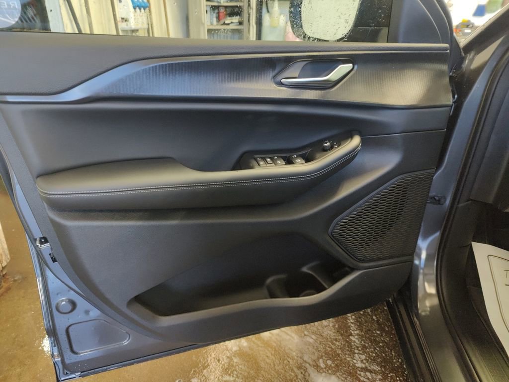 New 2025 Jeep Grand Cherokee Laredo w/ Luxury Tech Group I image 18