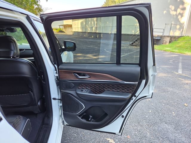 Used 2025 Jeep Grand Cherokee Summit w/ Obsidian Package AWD/4WD image 29