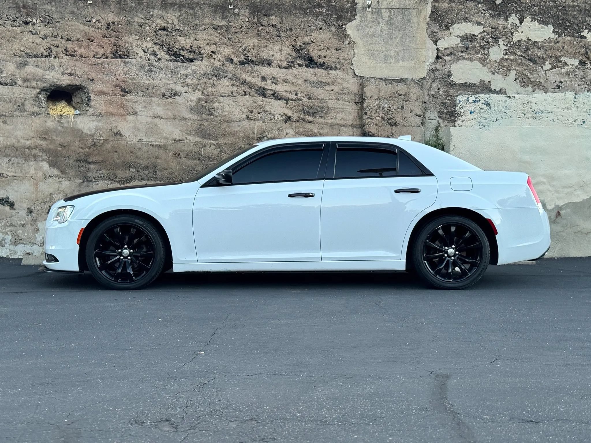Used 2018 Chrysler 300 Limited RWD image 7