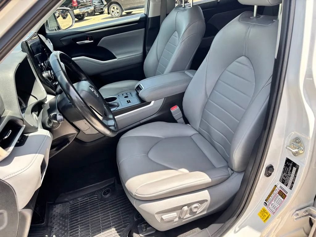 Used 2023 Toyota Highlander XLE FWD image 24