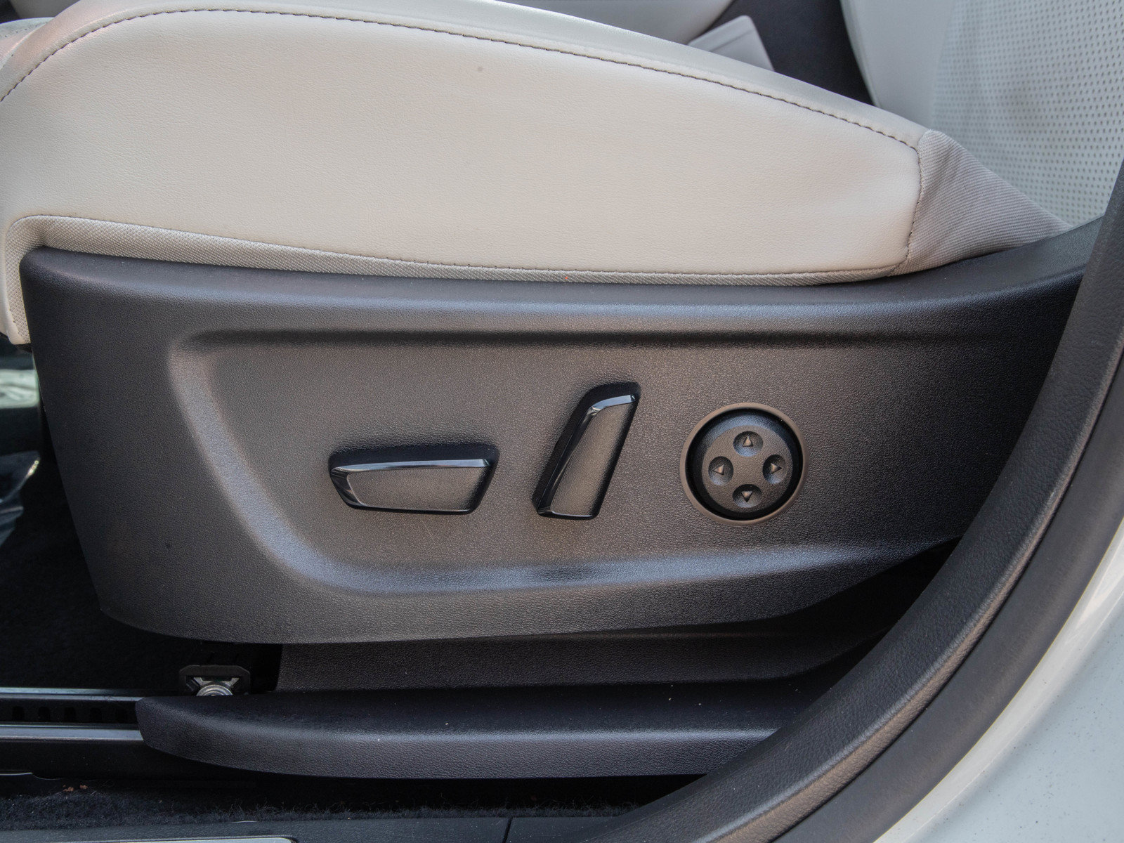 Used 2024 Nissan Ariya AWD image 28