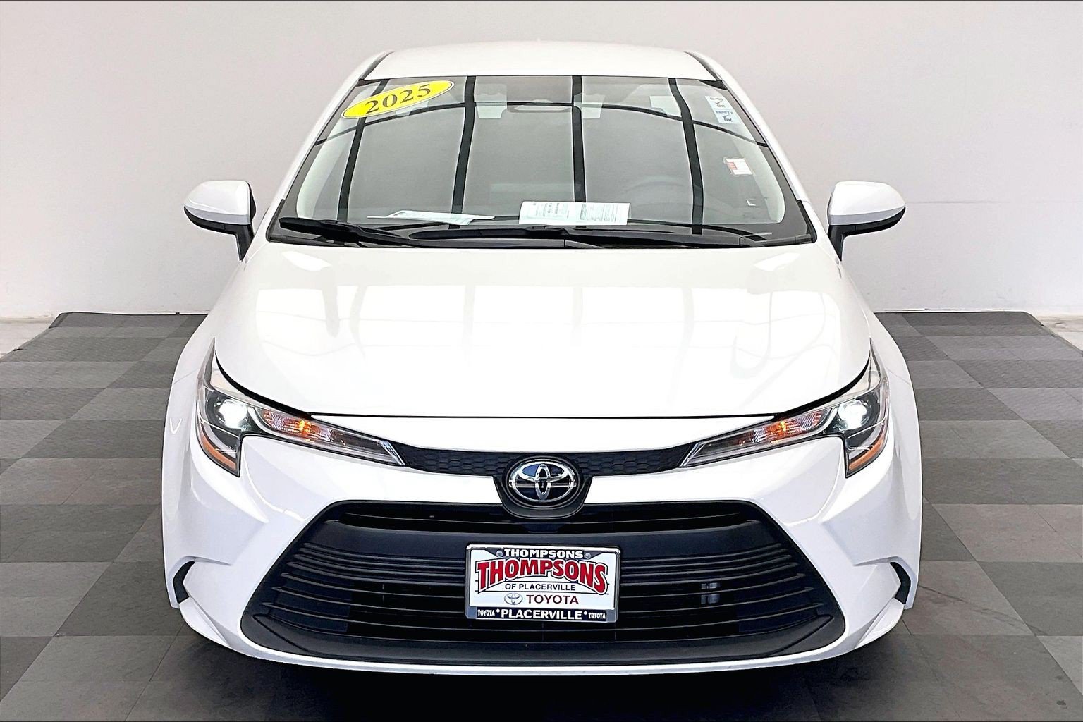 Used 2025 Toyota Corolla LE FWD image 2