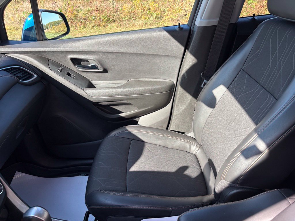 Used 2019 Chevrolet Trax LT w/ LT Convenience Package FWD image 16