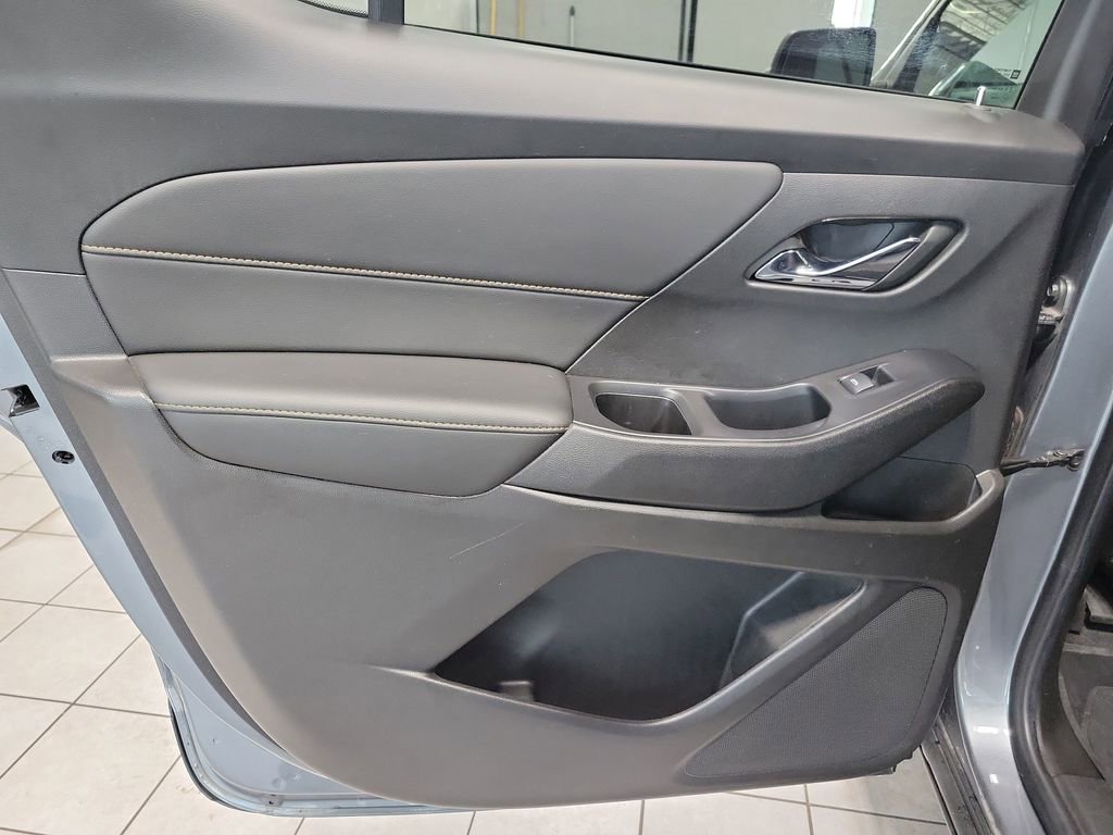 Used 2021 Chevrolet Traverse LT image 23