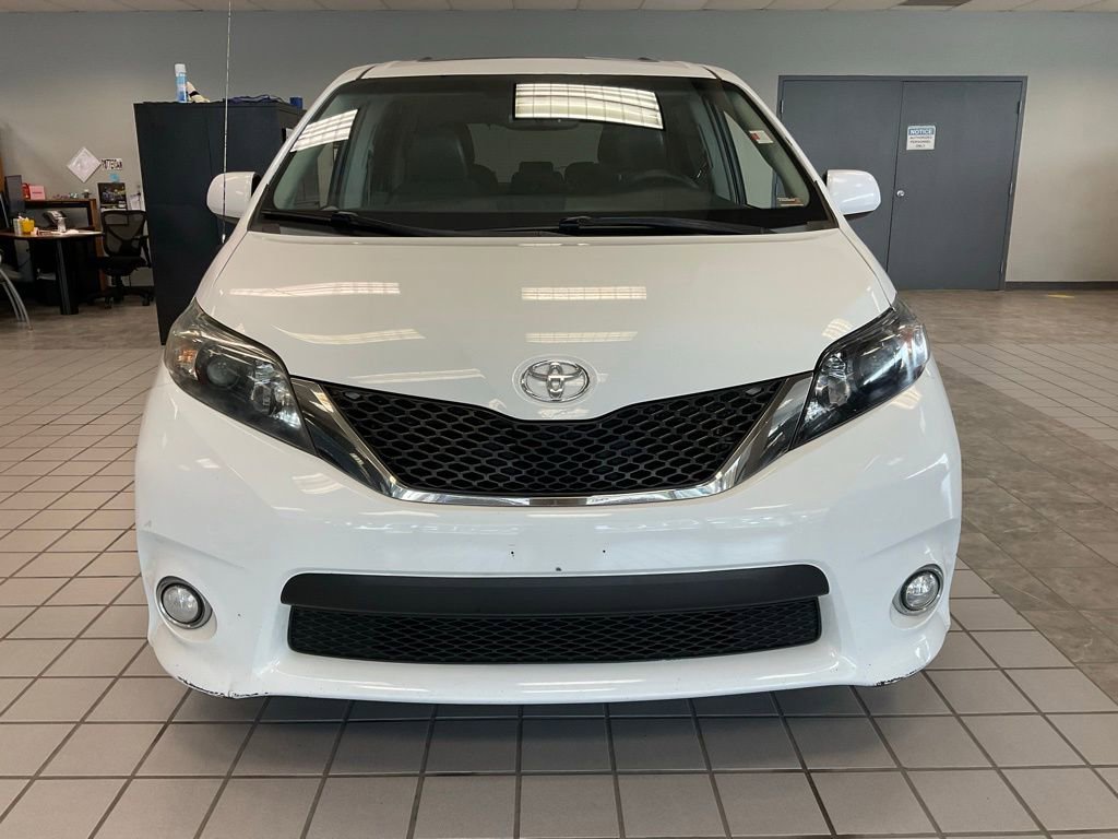 Used 2013 Toyota Sienna SE FWD image 2