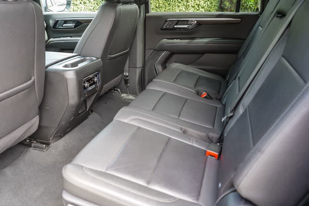 Used 2025 Chevrolet Suburban Z71 AWD/4WD image 17
