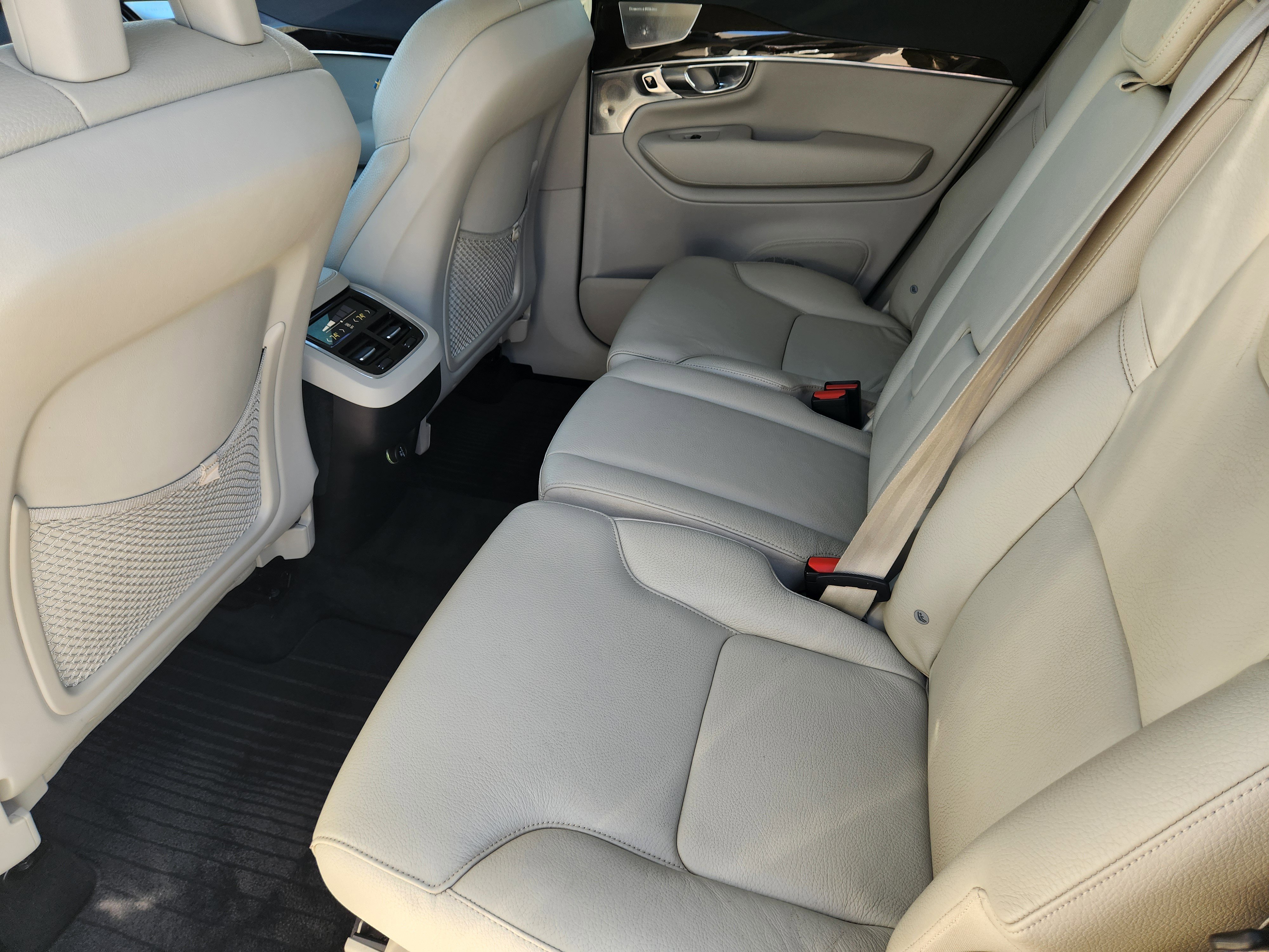 Used 2017 Volvo XC90 T6 Momentum w/ Vision Package image 36