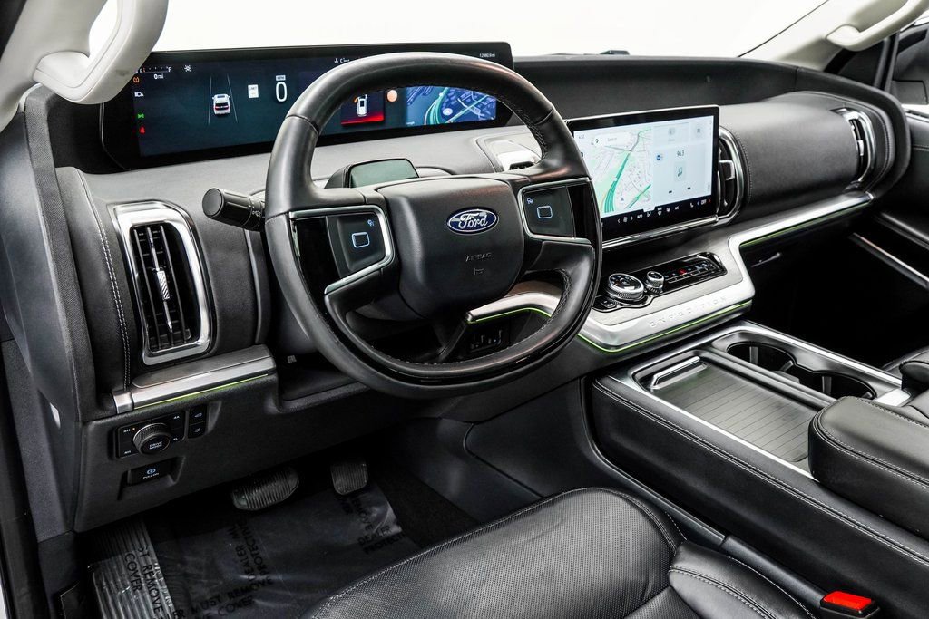 Used 2025 Ford Expedition Platinum image 15