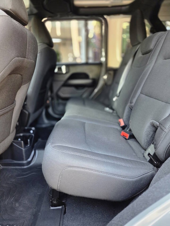 Used 2018 Jeep Wrangler Unlimited Sahara AWD/4WD image 29