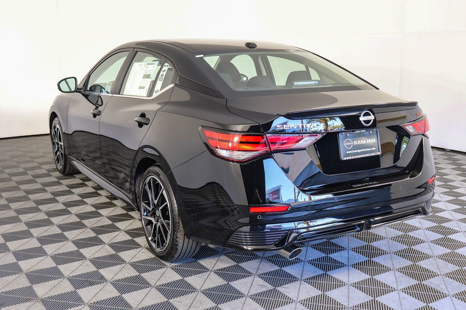 Used 2025 Nissan Sentra SR image 6