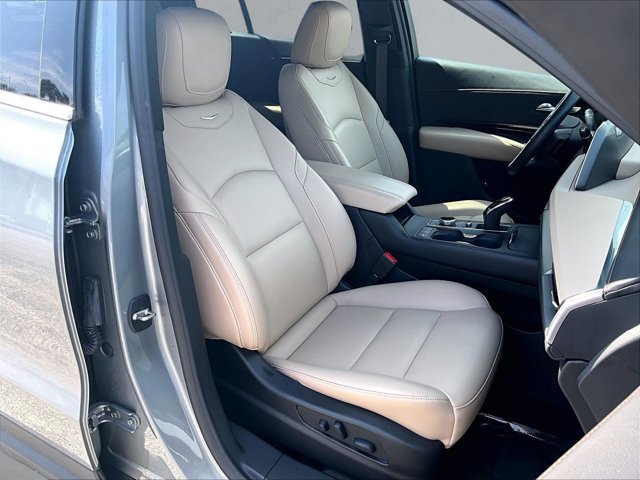 Certified 2024 Cadillac XT4 Luxury w/ Cold Weather Package FWD image 9