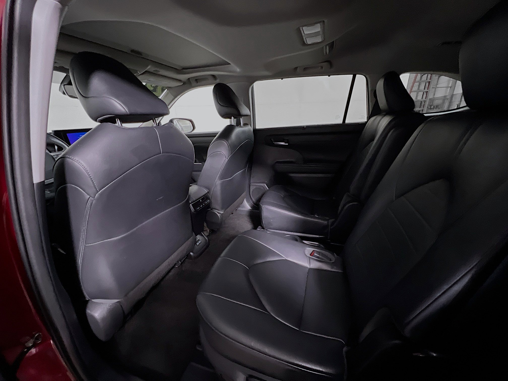 Used 2023 Toyota Highlander XLE image 28