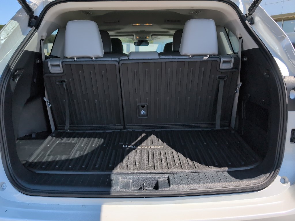 Used 2022 Toyota Highlander XLE FWD image 6