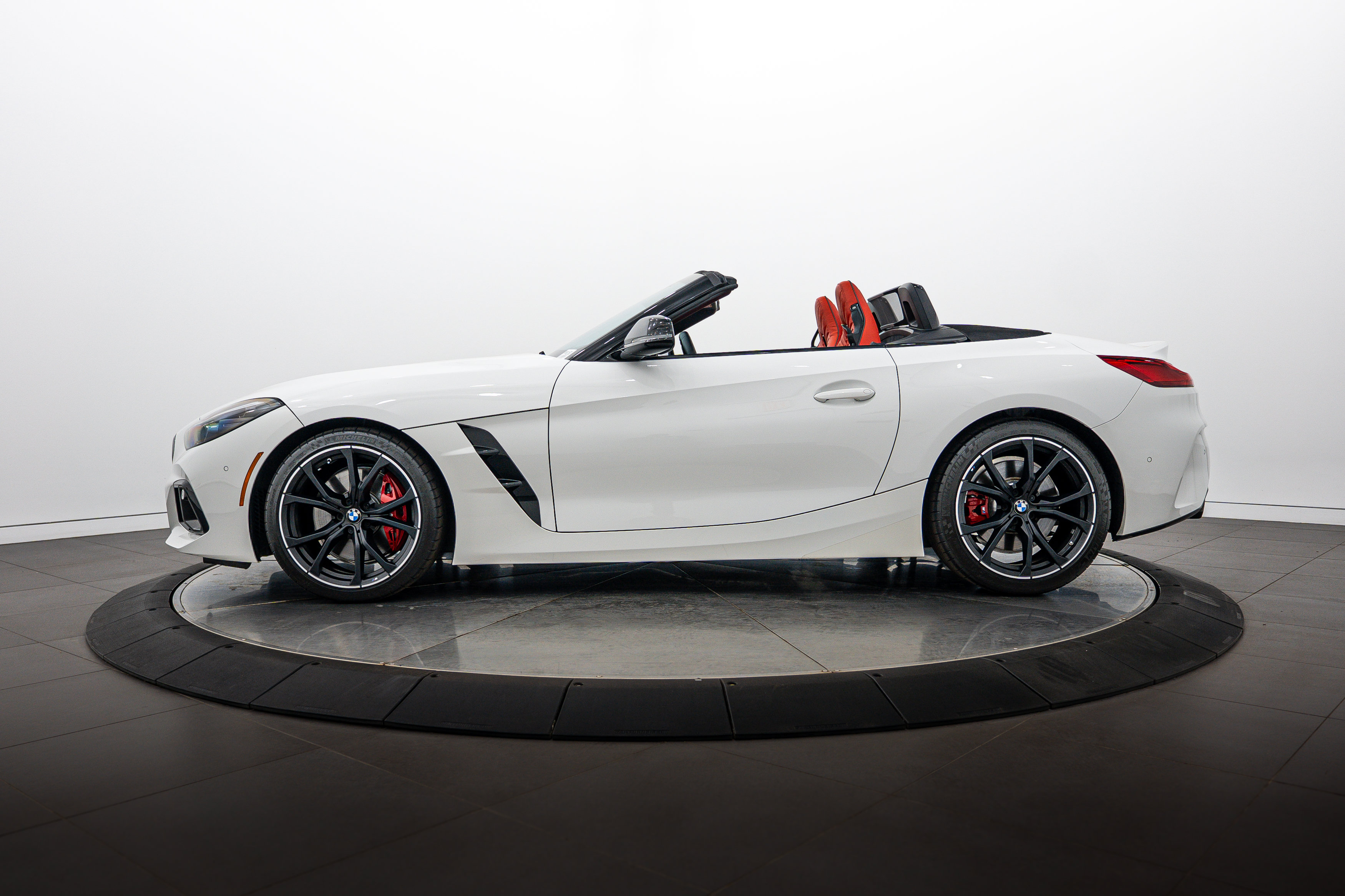 Used 2023 BMW Z4 M40i w/ Premium Package RWD image 2