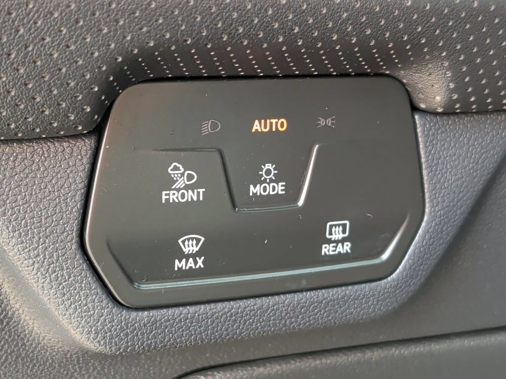 Used 2025 Volkswagen Atlas SE AWD/4WD image 14