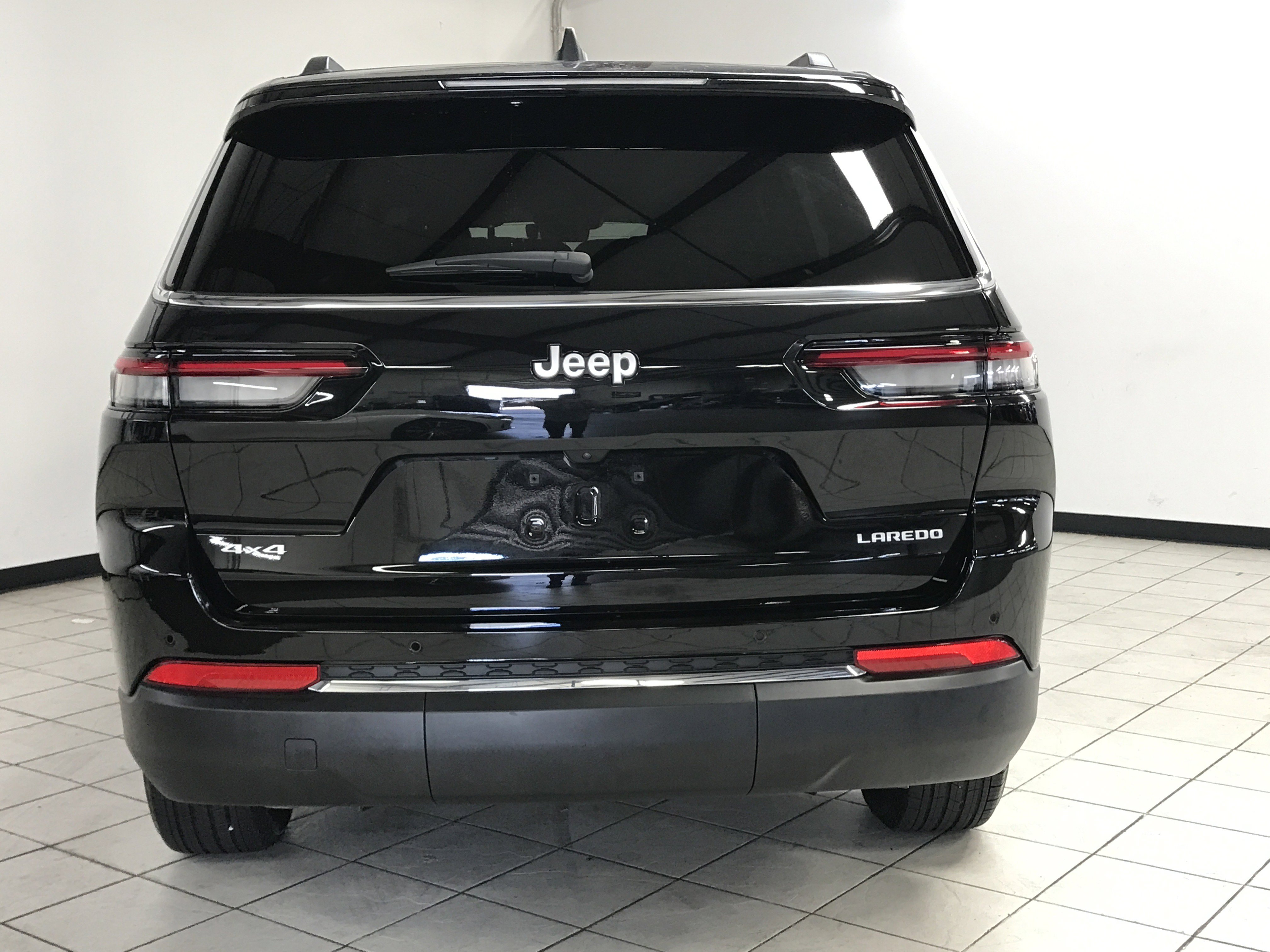 Used 2025 Jeep Grand Cherokee L Laredo w/ Trailer Tow Package AWD/4WD image 5